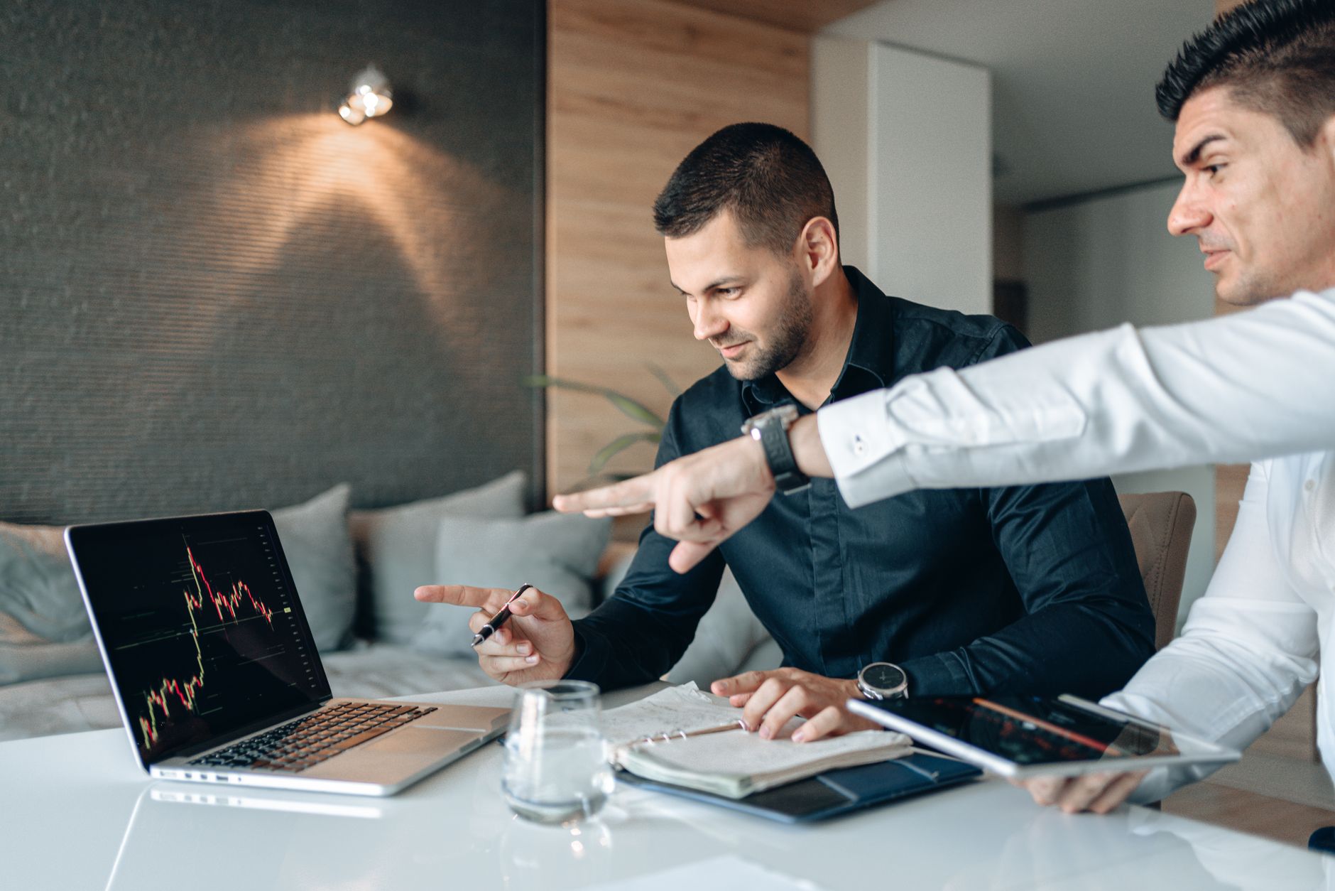 How should Australian traders evaluate trading signal sources before committing?